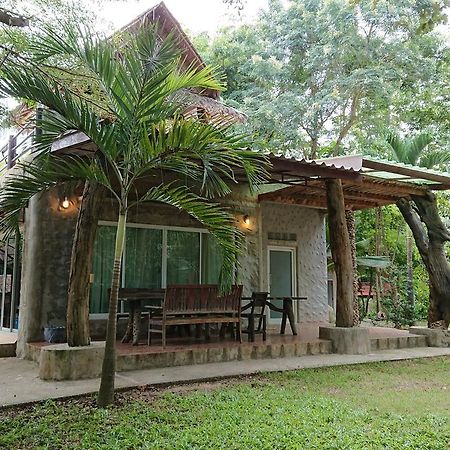 Hotel Baantantara Suan Phueng Esterno foto
