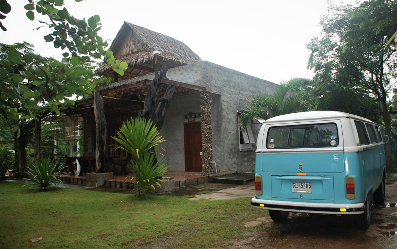 Hotel Baantantara Suan Phueng Esterno foto